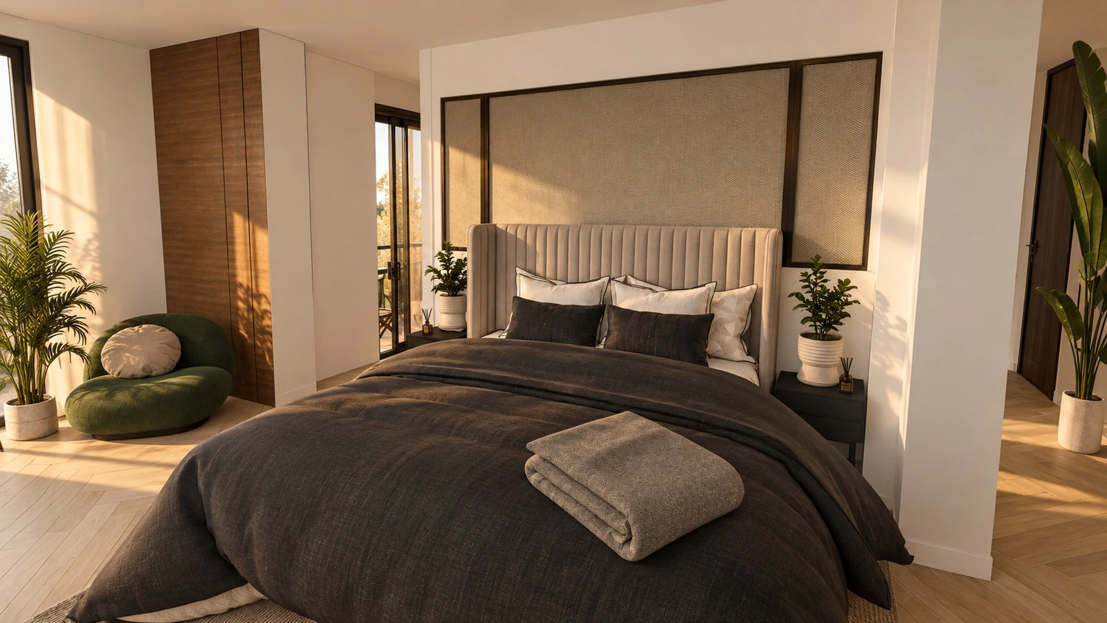 Dormitorio principal con cabecero tapizado, panel de lino y ropa de cama en tonos tierra